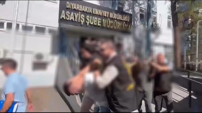 Milyonlarla Oynayan Dolandırıcılara Operasyon: Polisi Görünce Pencereye Koştular
