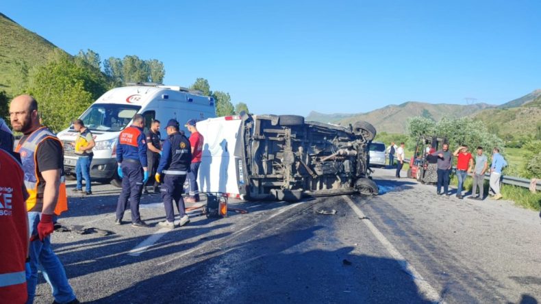 Minibüs ile otomobil çarpıştı: 2 ölü 1 yaralı