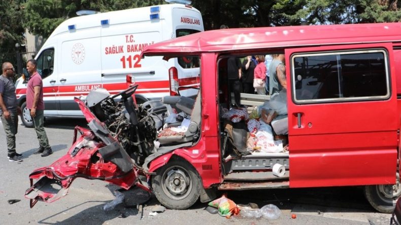 Minibüs ile Otomobil Çarpıştı: 6 Yaralı, 2’si Ağır