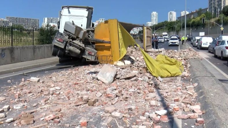 Moloz Yüklü Hafriyat Kamyonu Devrildi