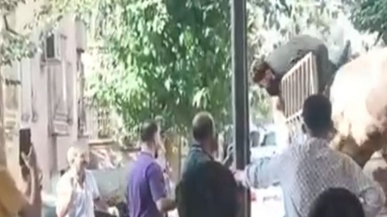 Öfkeli Boğa Kasabı Boynuzlarıyla Savurdu