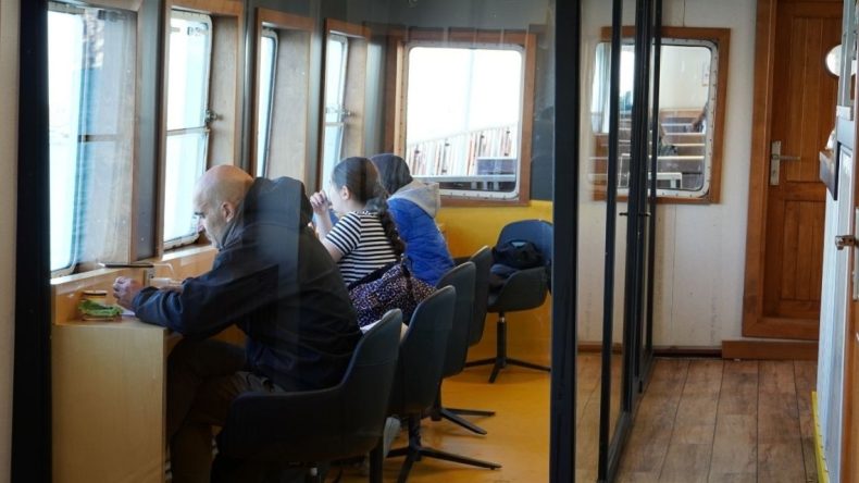 Öğrenciler ve Çalışanlar için Deniz Manzaralı Ofis Alanları