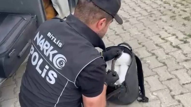 Otobüs Yolcusunun Valizinde 13 Kilogram Uyuşturucu Ele Geçirildi