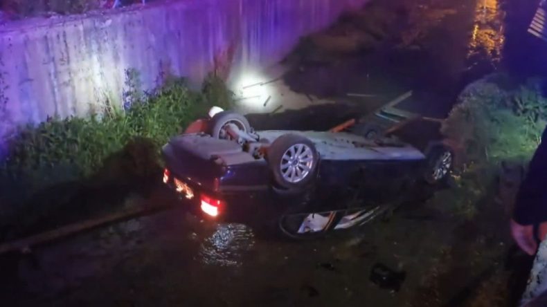 Otomobil Dereye Uçtu, Sürücü Kaçtı