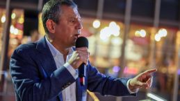 Özel lüks geziyi eleştirip Turizm Bakanı'na yüklendi: Bari Yunanistan'dan bir şey öğren