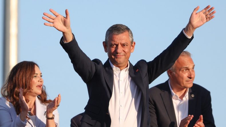 Özgür Özel'den Anket Açıklaması: CHP Tarihinde Bir İlk