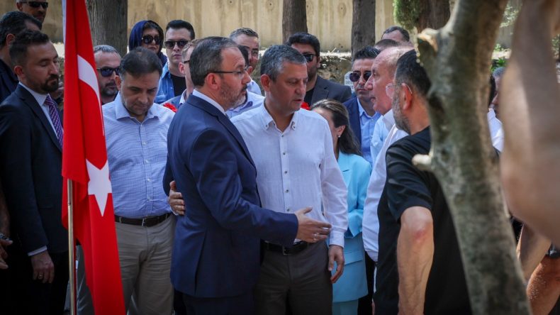 Özel, İnce ile Birlikte Ferdi Zeyrek’in Kabri Ziyaretinde: AKP’liler de Eşlik Etti