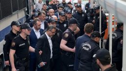 Özgür Çelik’ten gözaltı görüntülerine tepki: Darbe dönemlerini yansıtan bir görüntü