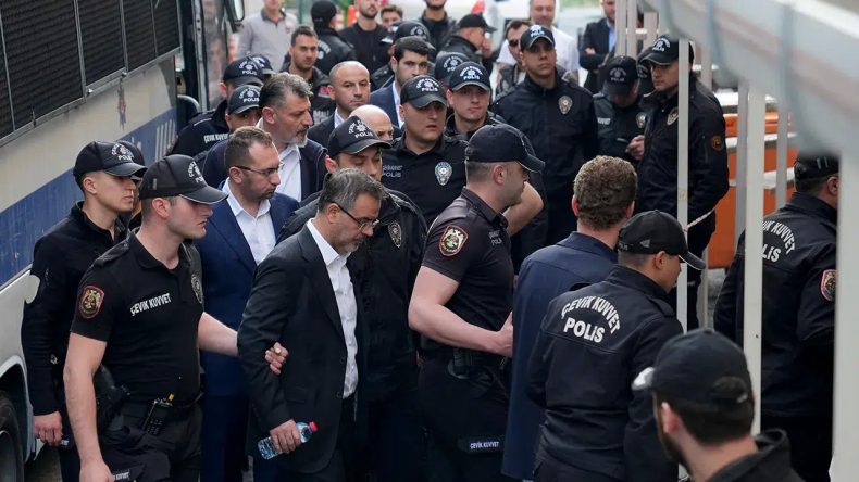 Özgür Çelik’ten gözaltı görüntülerine tepki: Darbe dönemlerini yansıtan bir görüntü