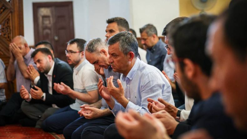 Özgür Özel Ferdi Zeyrek için düzenlenen mevlit programına katıldı