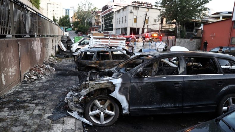 Park Halindeki Araçlar Alev Alev Yandı