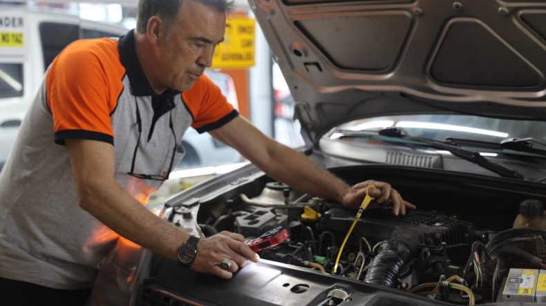 Pes artık! Otomobilin motorundan bulaşık teli çıktı