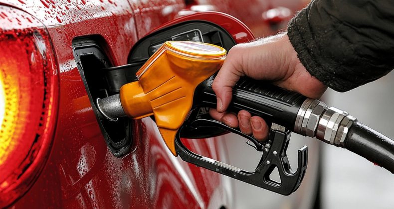 Petrol Fiyatları Haftaya Düşüşle Başladı