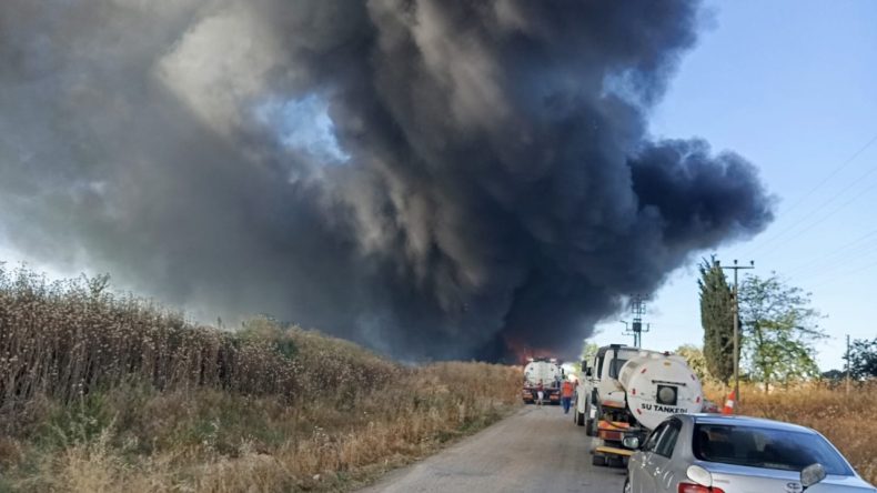 Plastik Fabrikası Alev Alev