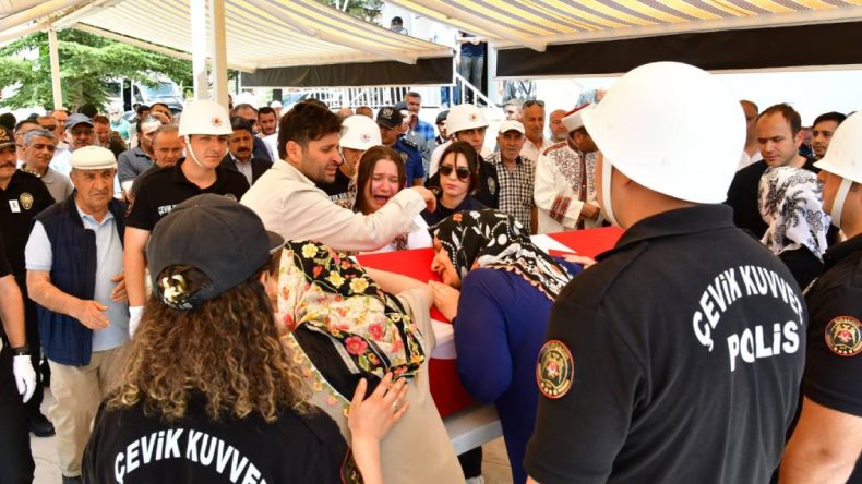 Polis Memuru Son Yolculuğuna Uğurlandı: “Ne Olur Babamı Çıkarın”