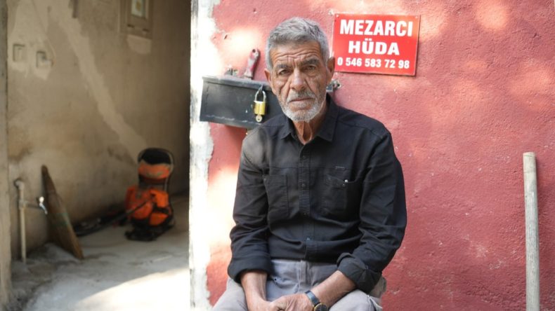 Rüyasında Görüp Hayatını Adadı: 19 Yıldır Karşılıksız Mezarlık Bakımı Yapıyor