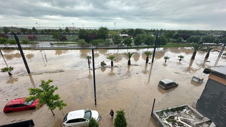 Sağanak Yağış Hayatı Felç Etti: Cadde ve Sokaklar Gölle Dönüştü