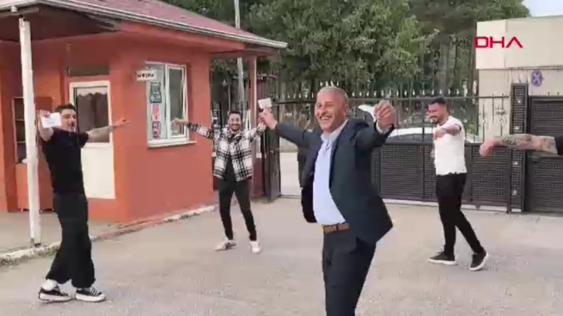 Sandıktan Galip Çıkan Muhtar Zaferi Çiftetelliyle Kutladı