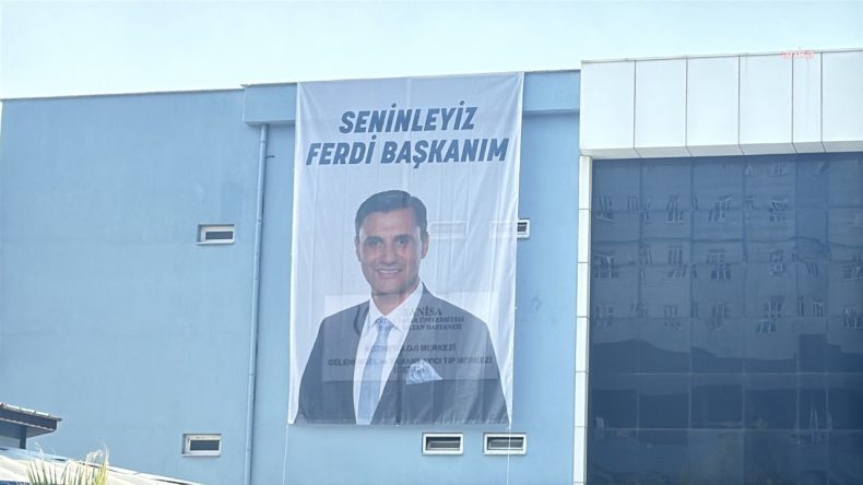 ‘Seninleyiz Ferdi Başkanım’ Pankartı Hastane Duvvarına Asıldı