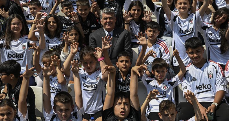 Serdal Adalı 250 forma hediye etti
