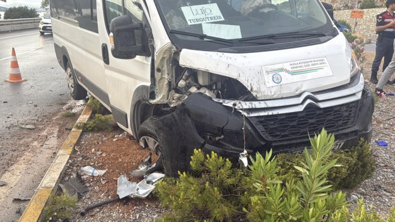 Servis Minibüsü ve Otomobil Çarpıştı: 16 Yaralı