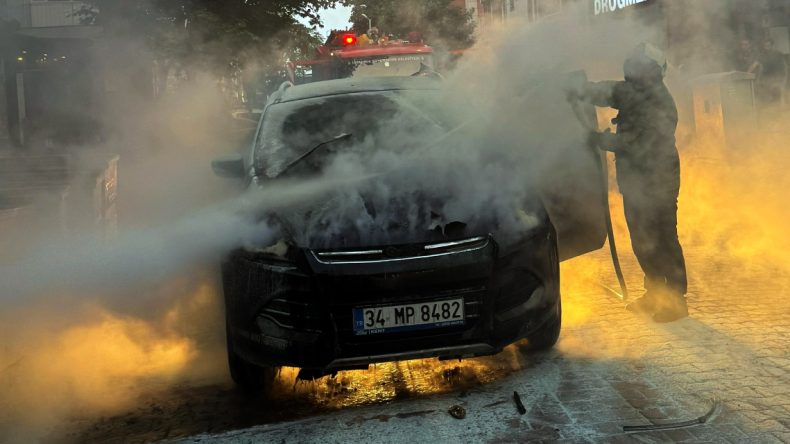 Seyir Halindeki Araç Avcılar’da Yangın Çıkararak Yok Oldu
