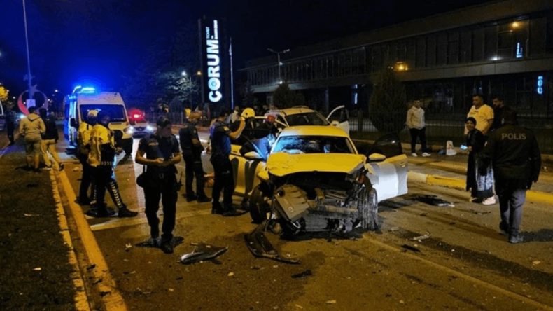 Seyir Halindeki Otomobil Devrildi: Yaralılar Bulunuyor