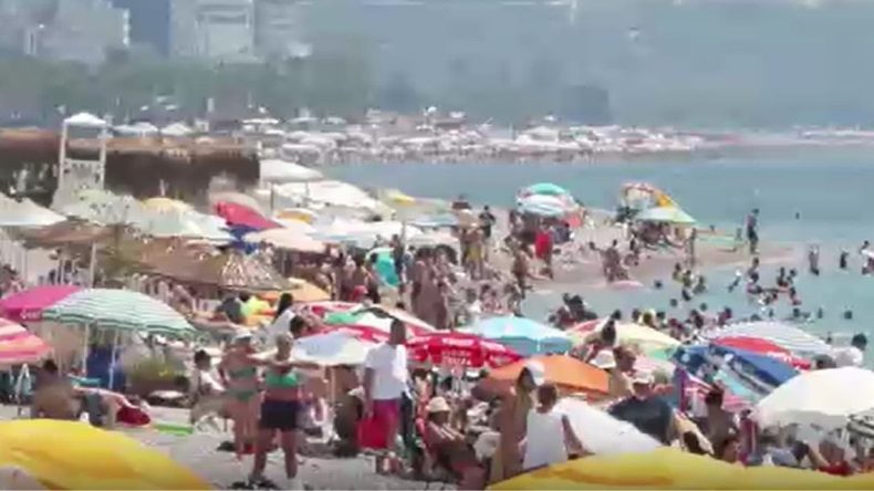 Sıcakta serinlik arayanlar Antalya sahillerine koştu