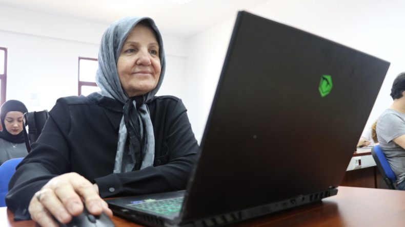 Sınıfın “Selma Teyzesi” Üniversite Mezunu Oldu