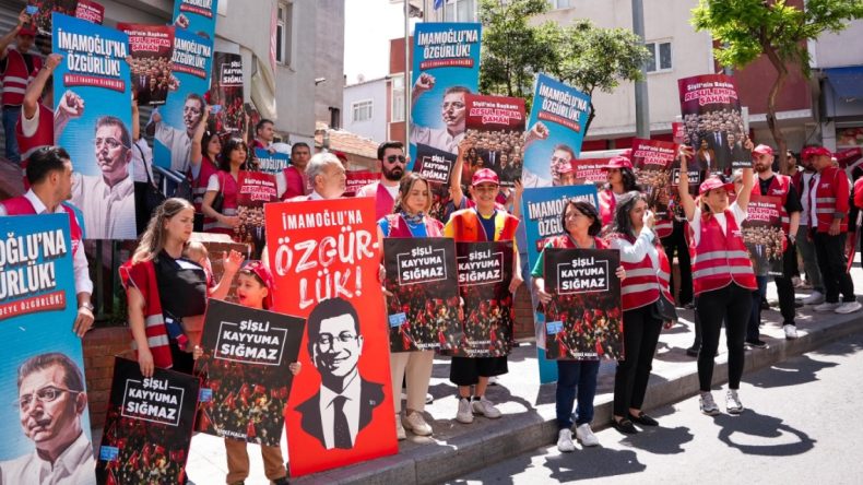 Şişli’de CHP’liler İmamoğlu Yasağına Karşı ‘Durma Eylemi’