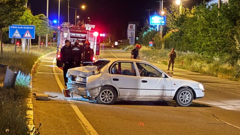 Sivas’ta İki Araç Çarpıştı: 5 Yaralı, Gaz Kaçağı Korkusu Yaşandı