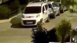 Sokakta Dayağı Vatandaşlar Engelledi