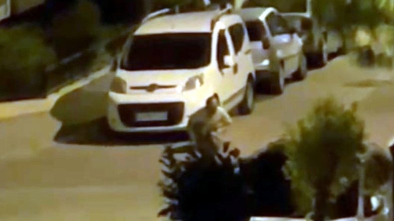 Sokakta Dayağı Vatandaşlar Engelledi