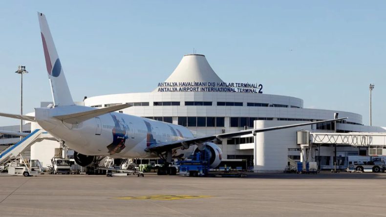 Son Dakika… Antalya Havalimanı’nda Tavan Çöktü