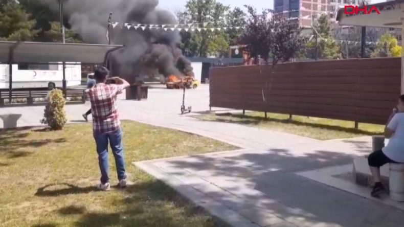 Taksi Aniden Alev Aldı! Korkutucu Anlar Kamerada Kaydedildi