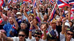 Tayland'da Binlerce Kişi Sokaklara Döküldü