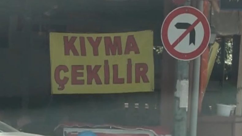 Tekel Bayisinde ‘Kıyma Çekilir’ Afişi