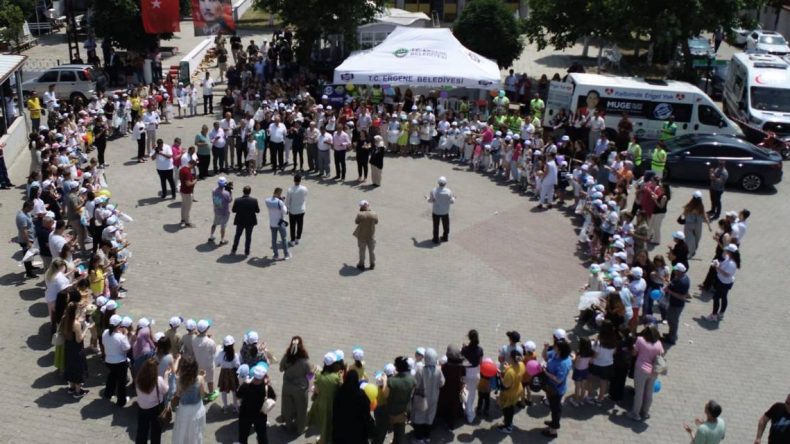 Tekirdağ’da 79 Yıllık Gelenek Yaşatılıyor: Artık Mezarlıkta Değil, Meydanda