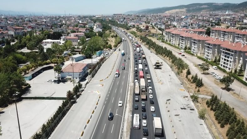 TEM Otoyolu'nda Korkunç Kaza: Trafik Tıkandı
