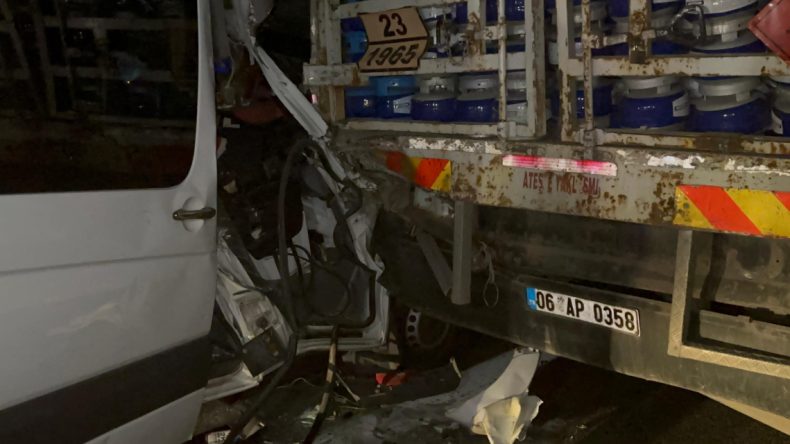 TEM’de Korkunç Kaza! Yolcu Minibüsü Tüp Kamyonuna Çarptı