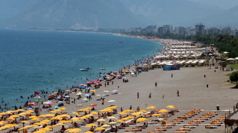 Termometreler 43 Dereceyi Gösterdi: Sahillere Yüzlerce Kişi Akın Etti