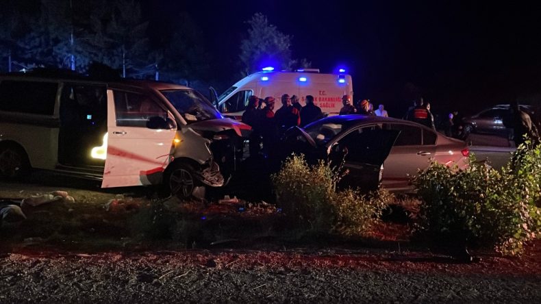 Ters Şeride Giren Minibüs ile Otomobil Çarpıştı: 1 Kişi Hayatını Kaybetti, 8 Kişi Yaralandı