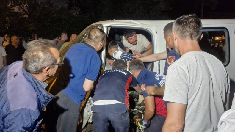 Tokat’ta Feci Kaza: Sürücü Araçta Sıkıştı