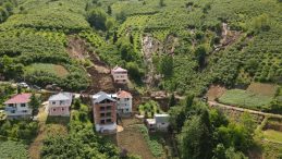 Trabzon’da Heyelan Sonrası Hasar Gören Evler