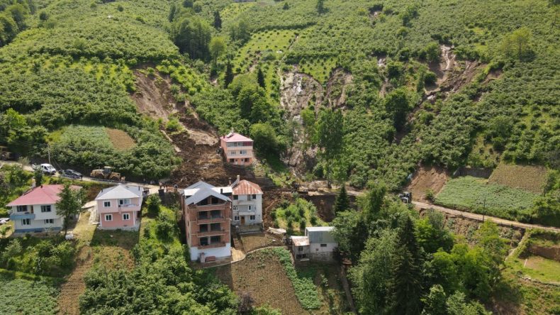 Trabzon’da Heyelan Sonrası Hasar Gören Evler
