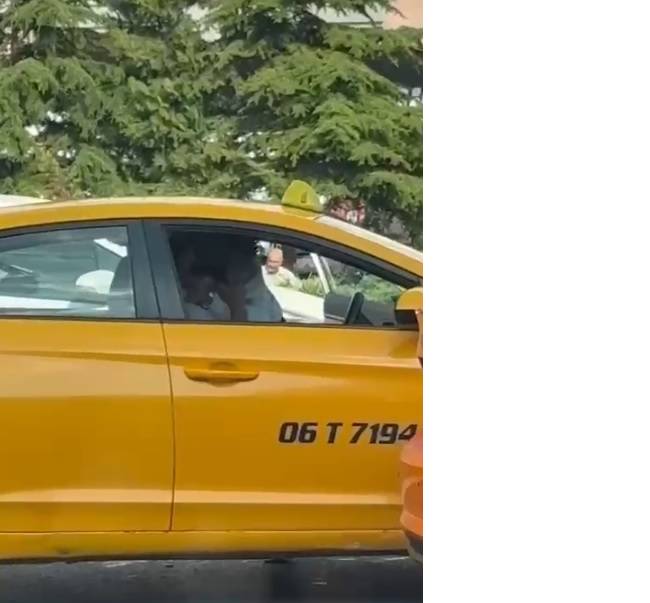 Taksiciye yumruk atan sürücü