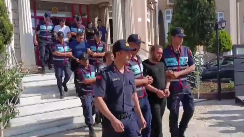 Turist Taşıyan Otobüsün Camını Kıran 5 Kişi Tutuklandı