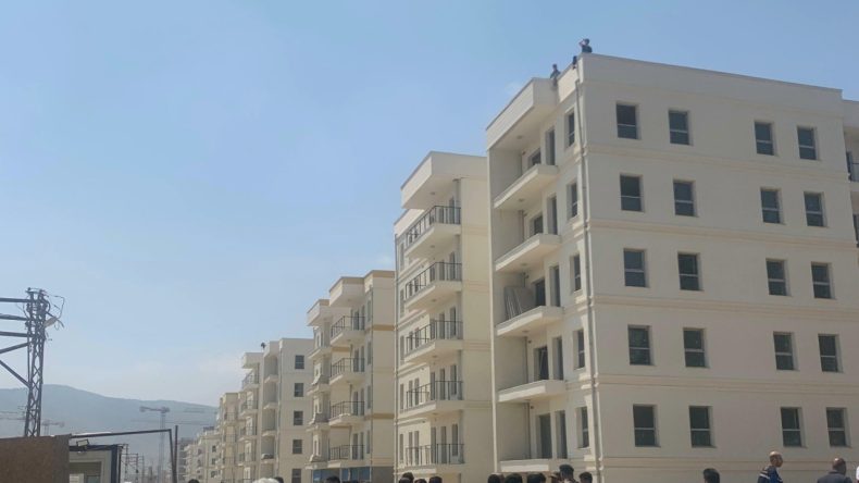 Ücret Sorunları Nedeniyle TOKİ İşçileri Çatıya Çıktı: 2 Gözaltı