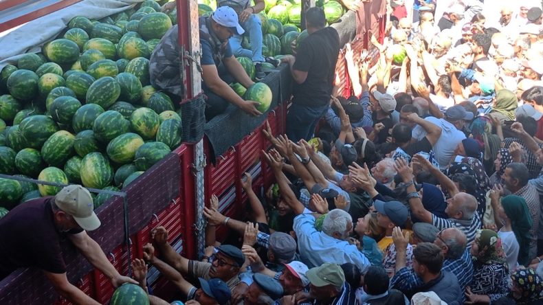 Ücretsiz Dağıtılan 26 Ton Karpuz 45 Dakikada Tükendi