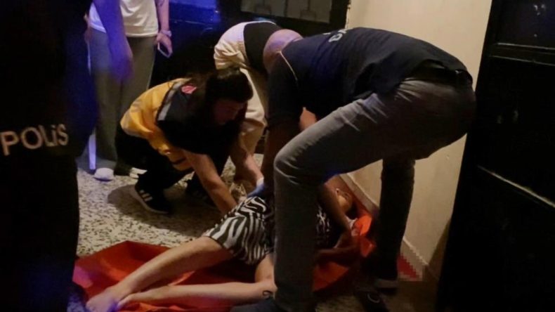 Üvey Kız Kardeşini Öldürdü, Hızını Alamayıp Bir Kişiyi de Yaraladı